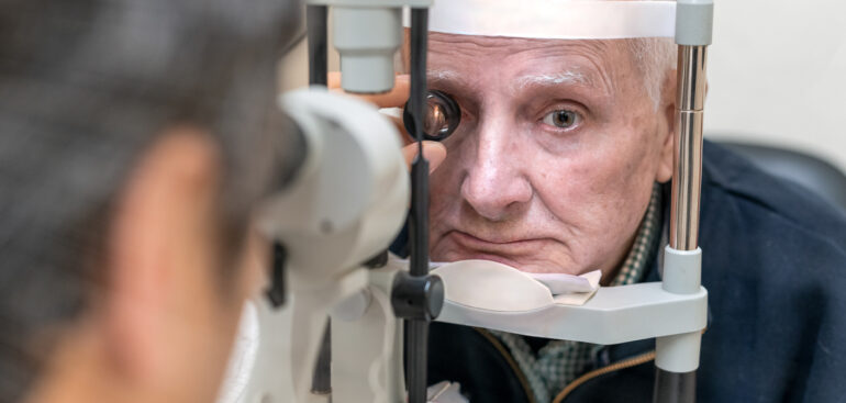 vista-“bionica”-nuova-retina-artificiale-impiantata-a-70enne-non-vedente.-rizzo-(oculista):-«il-paziente-gia-percepisce-la-luce»