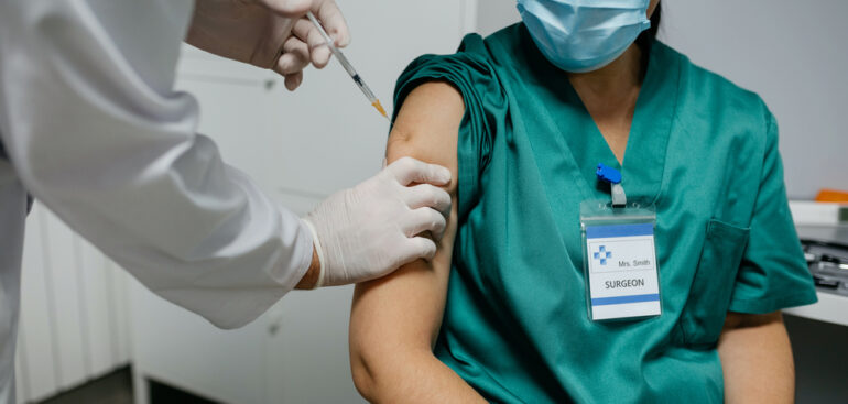 covid-19,-gimbe:-«casi-aumentano,-ma-rispetto-a-un-anno-fa-ricoveri-dimezzati-grazie-a-vaccini»