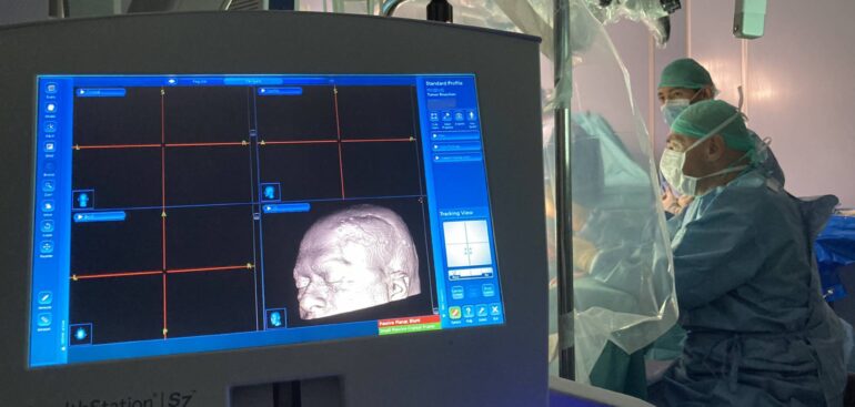 suona-jingle-bells-in-sala-operatoria-mentre-il-neurochirurgo-gli-asporta-un-tumore-cerebrale