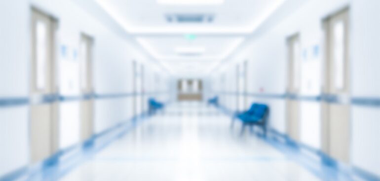 allarme-carenza-di-personale-negli-ospedali-inglesi:-troppi-medici-e-professionisti-sanitari-in-quarantena