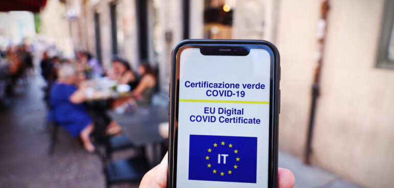 green-pass,-arriva-la-proroga-dell’ue-fino-al-2023.-«ma-resta-misura-eccezionale»