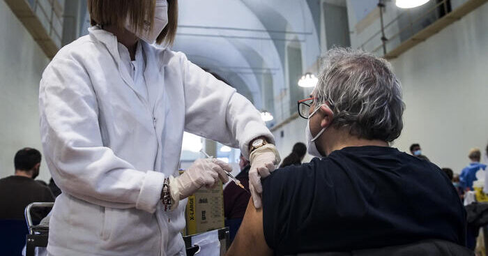 costa:-per-gli-over-50-resta-l’obbligo-di-green-pass-fino-al-15-giugno