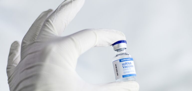 quarta-dose,-lazio-e-lombardia-partono-con-le-prenotazioni.-somministrazione-anche-in-farmacia