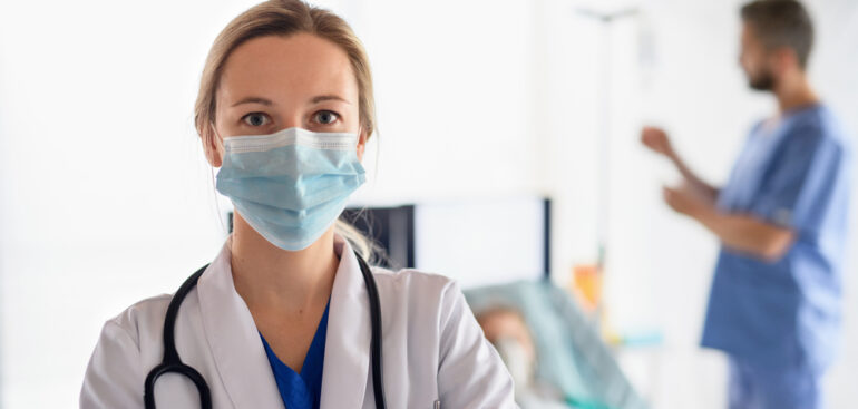 la-salute-della-donna-passa-anche-dalla-parita-di-genere-sul-lavoro-per-le-professioniste-sanitarie