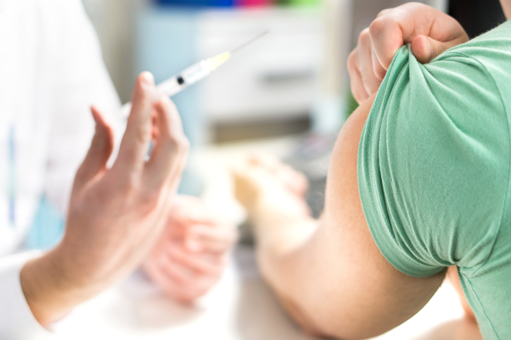vaccini-antinfluenzali-in-farmacia,-politica-e-mondo-della-sanita-divisi-su-norma-che-li-rende-strutturali