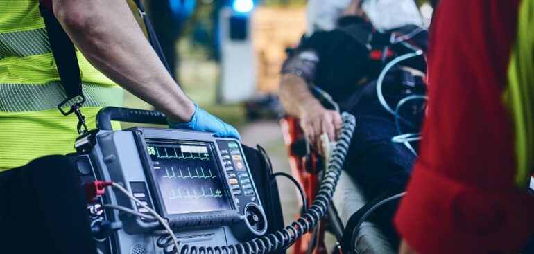 tre-minuti-per-salvare-una-vita-con-il-defibrillatore-automatico-esterno