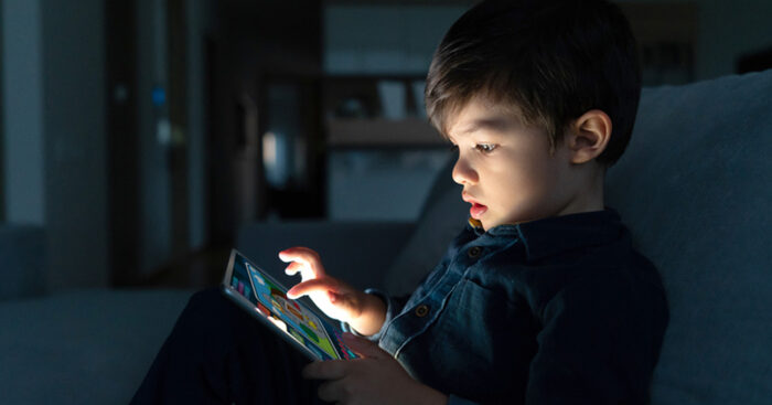 social-media-tolgono-sonno-ai-bambini,-una-notte-a-settimana