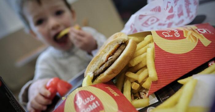 bimbi-che-dormono-meno-mangiano-piu-cibi-inutili-e-snack