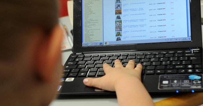 il-26%-delle-famiglie-lascia-i-bimbi-soli-davanti-ai-dispositivi