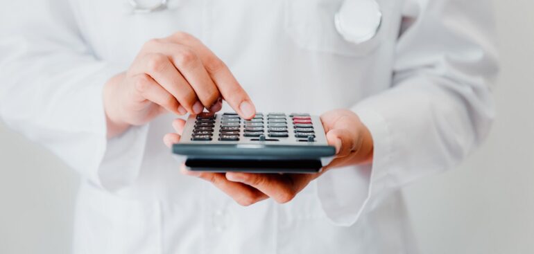 dipendenti-pubblici,-anche-in-sanita-stipendi-erosi-da-inflazione.-i-medici:-«sbloccare-subito-atto-di-indirizzo»