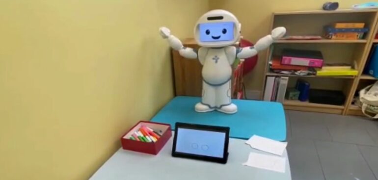 autismo,-qt-robot:-l’umanoide-che-aiuta-i-bambini-a-comunicare-ed-esprimere-emozioni