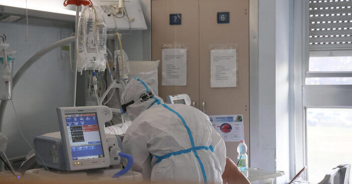 covid:-gimbe,-risalita-dei-casi-+3,8%-ma-in-calo-i-ricoveri-in-terapia-intensiva-13,6%