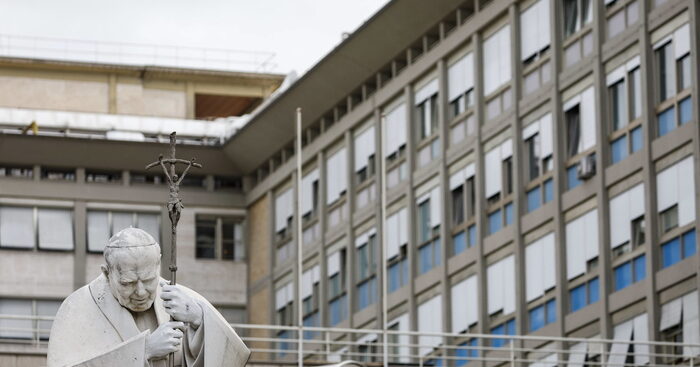 lo-staff-medico-al-gemelli,-cosi-si-cura-il-papa
