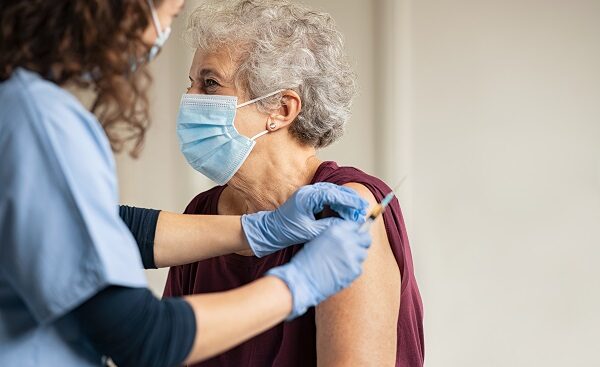 polmonite,-8mila-decessi-l’anno-tra-gli-over-65-e-pochi-vaccini:-«proteggere-anziani-e-puntare-su-comunicazione»