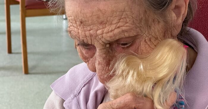 barbie-in-una-rsa-diventa-terapia-per-le-malate-di-alzheimer