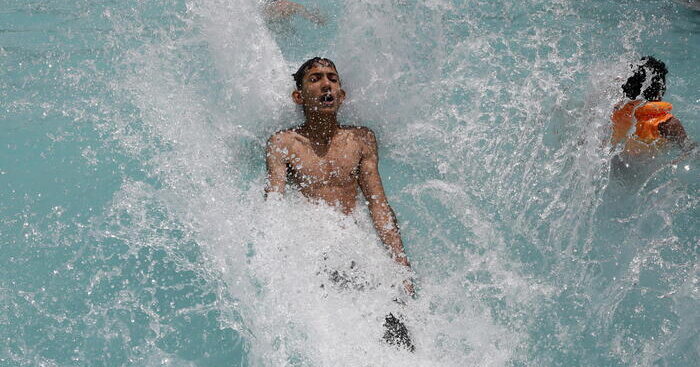 estate-di-bagni-in-piscina,-occhi-protetti-e-niente-lenti-a-contatto