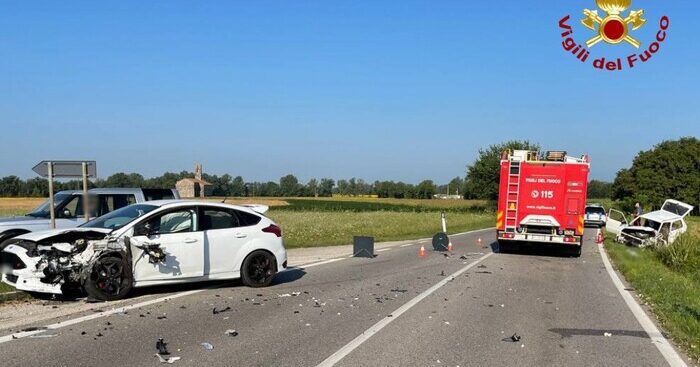 frontale-tra-auto,-una-finisce-in-un-fossato;-ferite-tre-persone