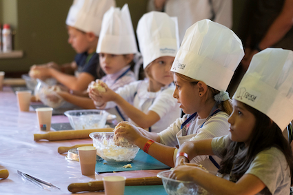 “cuochi-per-un-giorno”:-settemila-bambini-in-cucina-insieme-agli-chef-stellati-per-imparare-le-regole-del-mangiar-sano