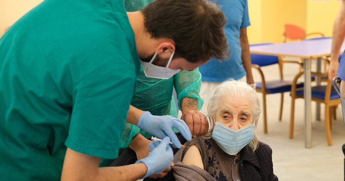covid:-+44%-dei-casi,-“vaccinare-i-fragili”