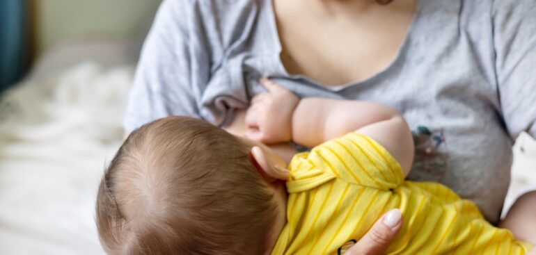 il-pianto-del-bebe-stimola-il-latte-della-mamma,-studio-rivela-il-filo-invisibile-che-li-unisce