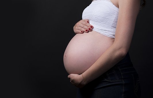 mamme-italiane-sempre-piu-“anziane”,-il-primo-figlio-dopo-i-32-anni