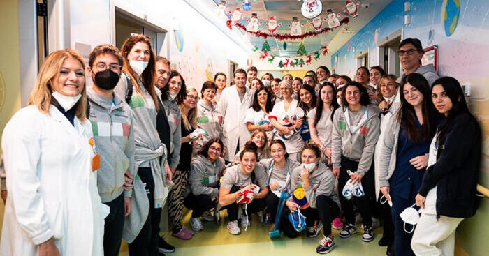 auguri-di-natale-dalle-atlete-del-setterosa-ai-bimbi-ricoverati-al-gemelli