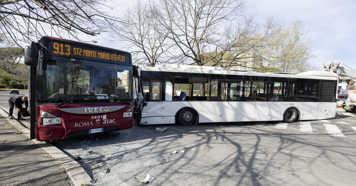 scontro-bus-roma:-8-portati-in-ospedale,-4-in-codice-rosso