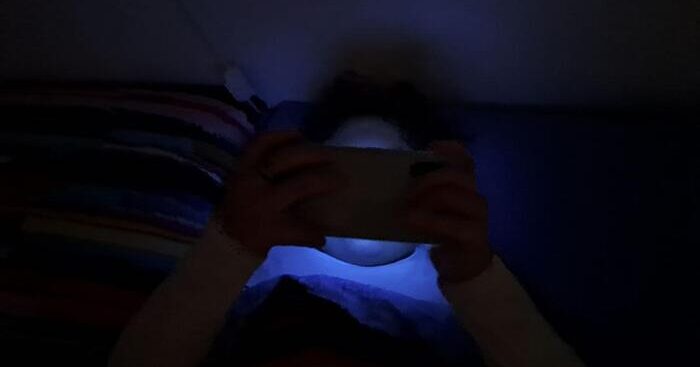 lo-smartphone-a-letto-peggiora-il-sonno
