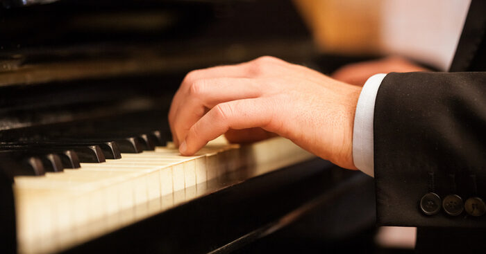 un-concerto-del-pianista-nesi-con-sola-mano-sinistra-per-la-ricerca-sul-parkinson