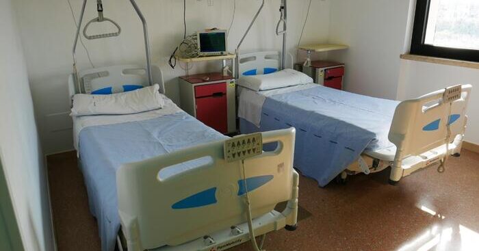 negli-ospedali-1-letto-su-4-bloccato-da-pazienti-‘parcheggiati’