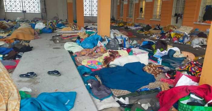 sgombero-migranti:-nell’area-tappeto-di-scarpe-e-sacchi-a-pelo