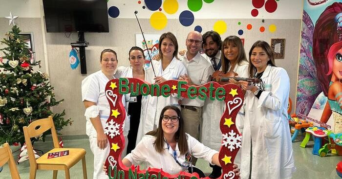 concerto-in-corsia-e-doni-di-natale-per-i-bambini-ricoverati