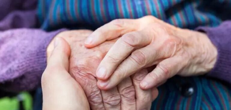 l’alzheimer-e-un’emergenza-sociale,-in-4-milioni-tra-malati-e-caregiver-in-italia