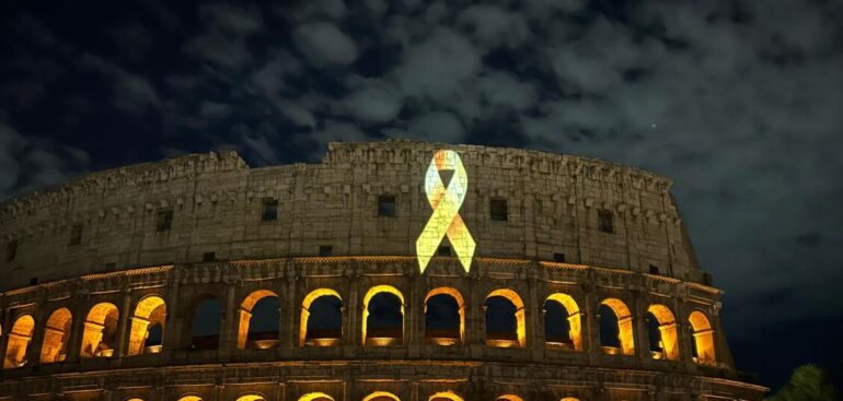 un-nastro-dorato-sul-colosseo-per-i-bimbi-malati-di-cancro