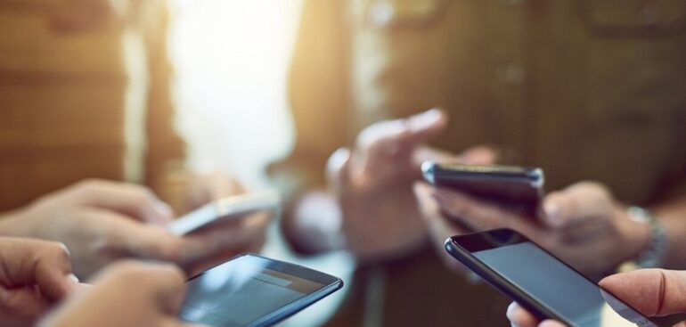 psichiatri,-‘adolescenti-fuggono-relazione-umana-che-implica-rischi-e-impegno.-scelgono-ia-perche-hanno-difficolta-ad-avere-rapporti-veri-senza-il-filtro-della-realta-virtuale’