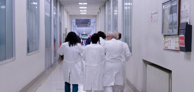 verso-una-proroga-per-i-medici-in-corsia-fino-a-72-anni-su-base-volontaria