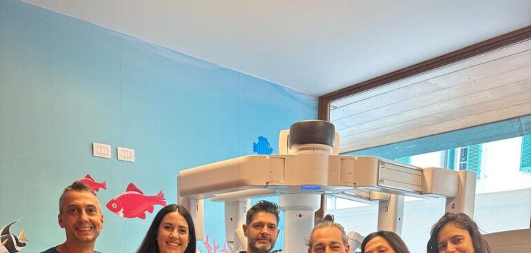 intervento-pionieristico-al-meyer,-rimossa-cisti-sublinguale-con-l’uso-di-robot