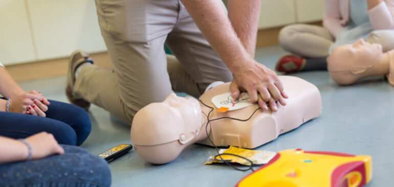 formare-i-cittadini-all’uso-del-defibrillatore,-arrivano-le-linee-guida-sulla-rianimazione
