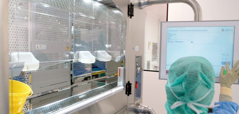 c’e-un-robot-a-fare-i-farmaci-oncologici-della-citta-della-salute-di-torino