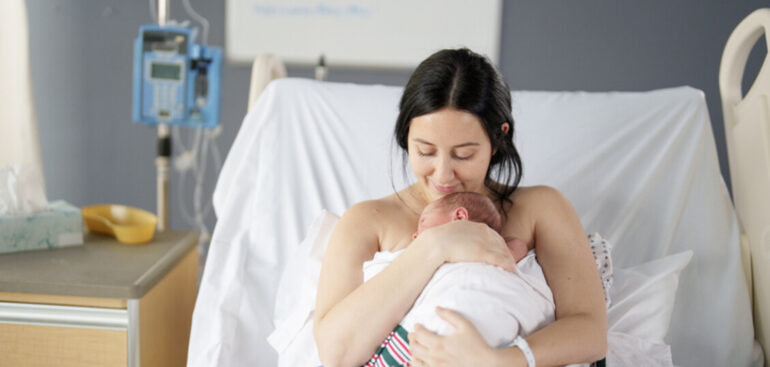 giornata-kangaroo-care,-‘il-contatto-pelle-a-pelle-che-protegge-la-vita-dei-neonati’