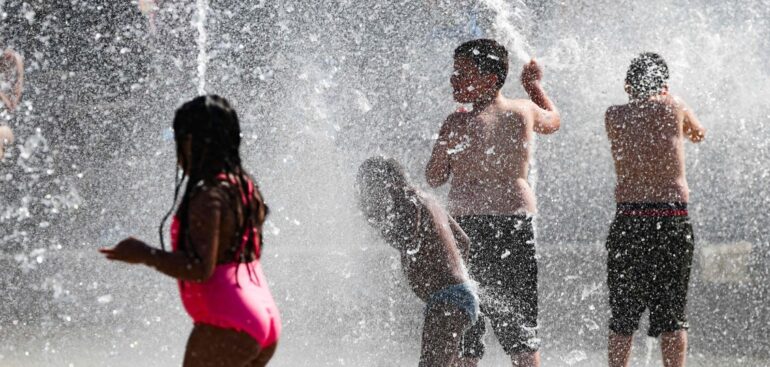 i-10-consigli-degli-esperti-per-proteggere-i-bambini-dal-caldo