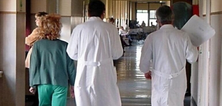 fino-a-560-euro-in-piu-e-nuove-tutele,-ok-al-contratto-dei-medici